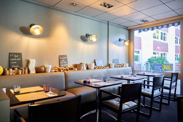 Modern bar in Jardin & Company, warm lighting for intimate meetings and events.