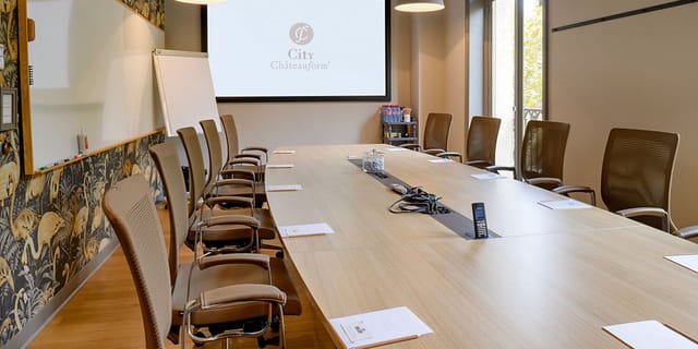 Monceau Vélasquez conference room with sleek table, perfect for corporate meetings and workshops.