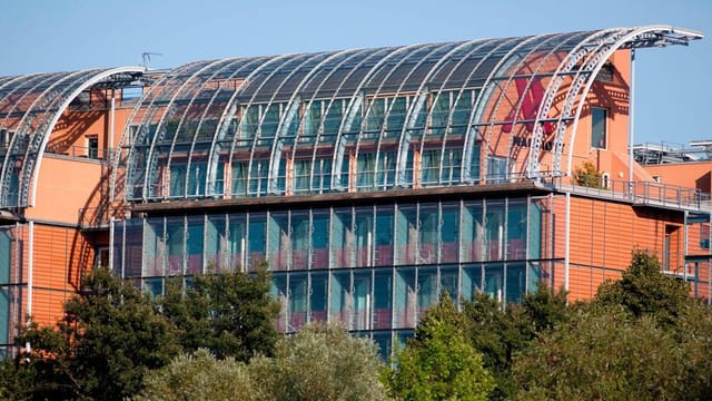 Modern Marriott Hotel suites in Lyon, featuring large glass windows for events.