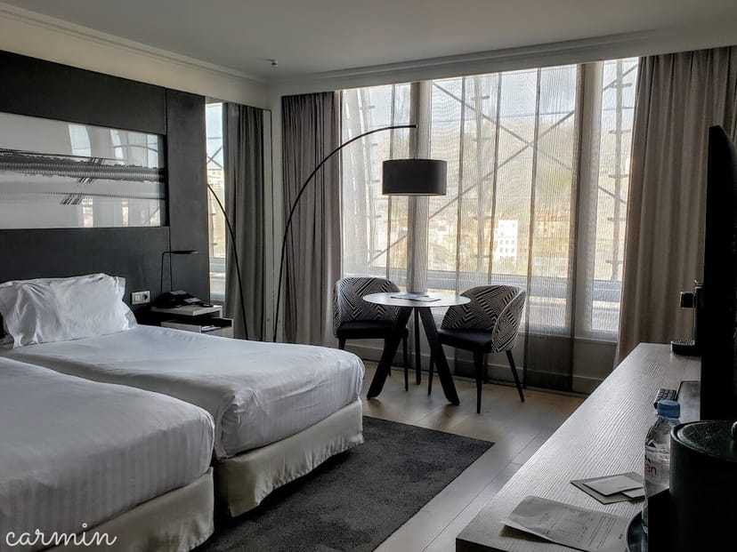 Modern hotel room with dual beds at Lyon Marriott, perfect for business events.