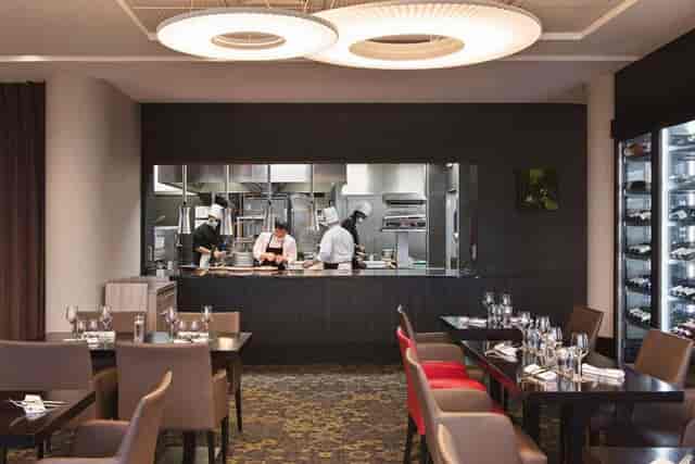 Contemporary DoubleTree Lyon restaurant with open kitchen, perfect for corporate dinners.