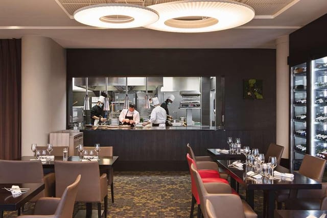 Contemporary DoubleTree Lyon restaurant with open kitchen, perfect for corporate dinners.
