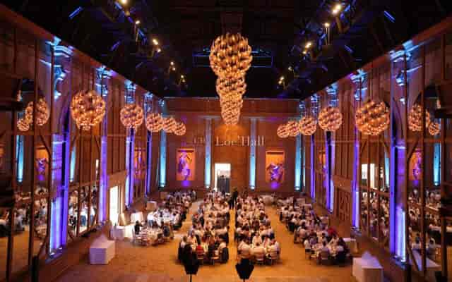 Elegant event space at Salon Nuno Oliveira with wooden beams for weddings and galas.
