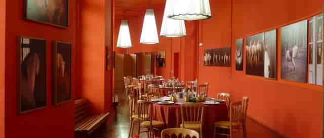 Vibrant dining space at Salon Nuno Oliveira, ideal for events and gatherings.