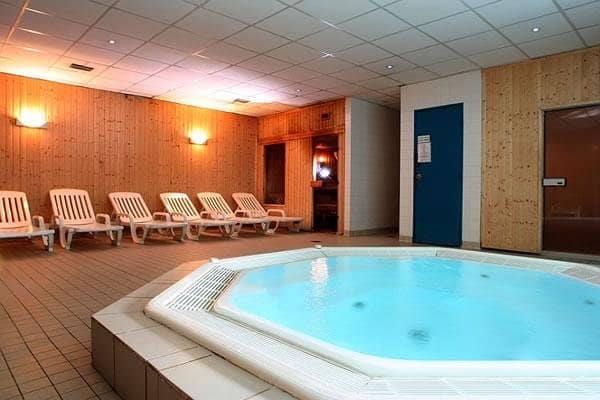 Serene Hôtel Léonard de Vinci spa with cozy hot tub, perfect for wellness retreats.