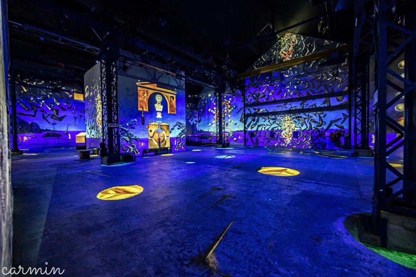 Vibrant event space in L'Atelier des Lumières with artistic lighting for corporate events.