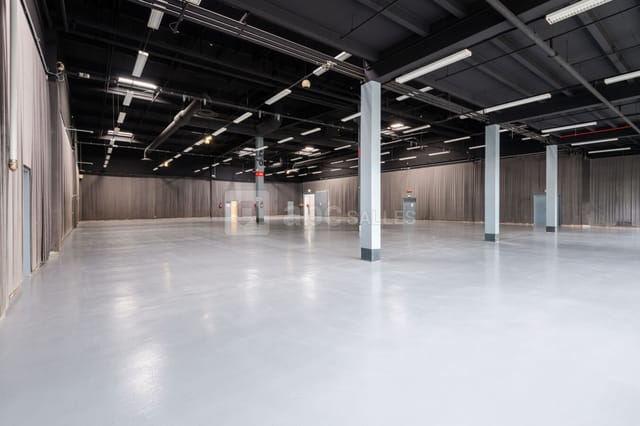 Spacious Espace Jean Monnet venue with polished concrete floor for events and meetings.
