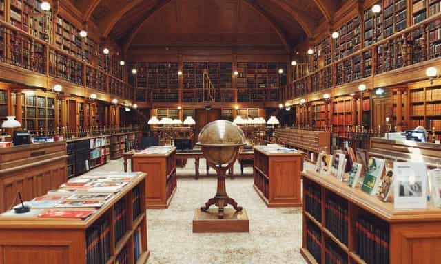 Elegant library at Hôtel de l’Industrie, ideal for meetings and literary events.