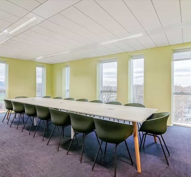 Modern meeting room in Imagin'Office Lyon with natural light for workshops and presentations.
