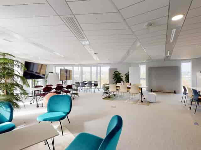 Modern meeting room in Imagin'Office Lyon with vibrant colors for workshops and collaboration.
