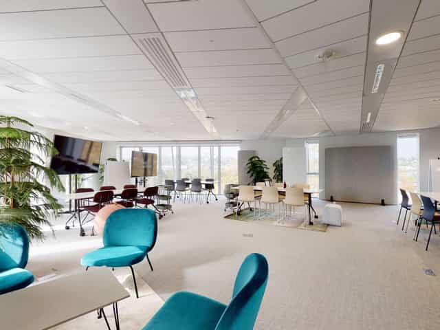 Modern meeting room in Imagin'Office Lyon with vibrant colors for workshops and collaboration.