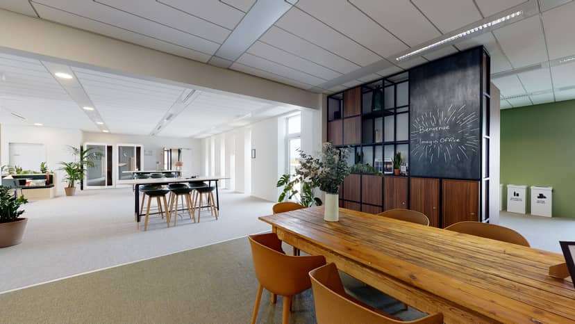 Modern meeting room with communal table in Imagin'Office, ideal for events and collaboration.