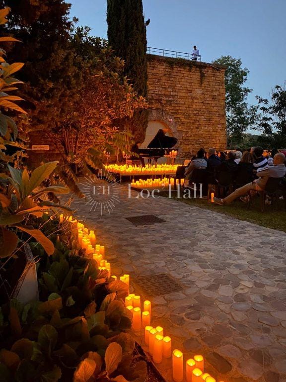 Candlelit outdoor event at Casemates, Fort de Vaise, featuring an elegant piano.