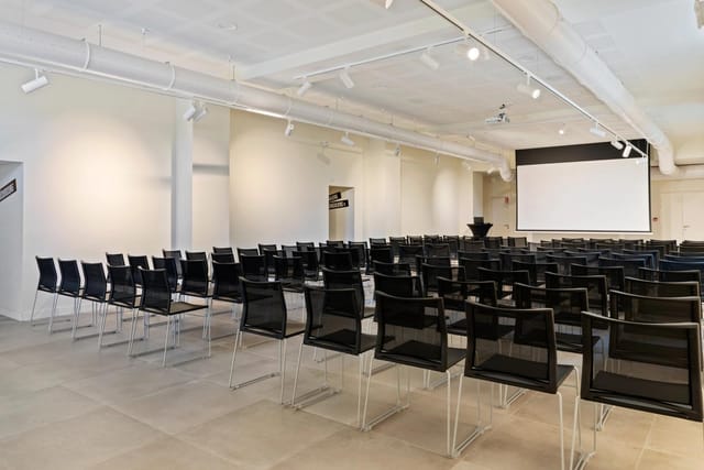 Modern event space in Fort de Vaise, ideal for presentations and meetings.