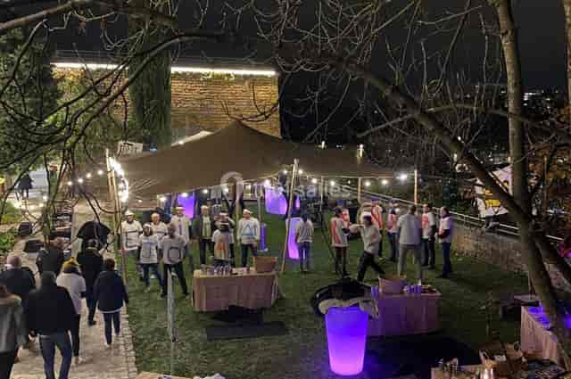 Tony Garnier outdoor event with tent and warm lighting, ideal for networking celebrations.