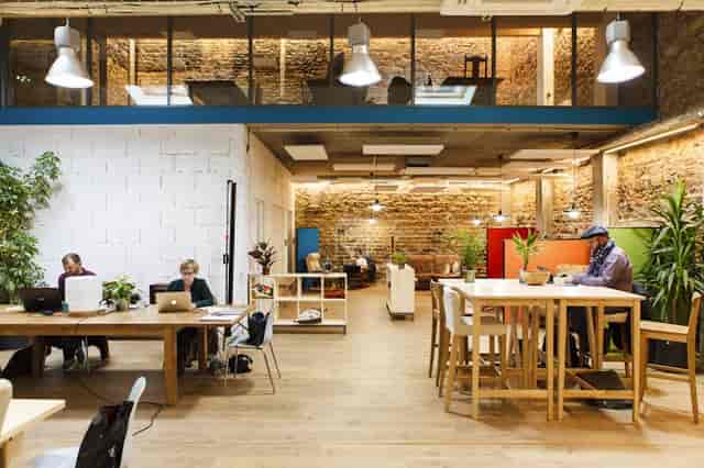 Modern coworking space with natural materials, ideal for workshops and team-building events.