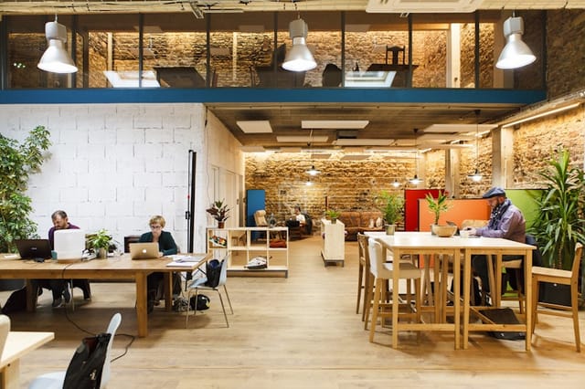 Modern coworking space with natural materials, ideal for workshops and team-building events.