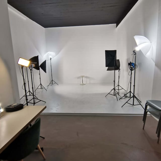 Workshop area in Atelier de la Création, ideal for virtual conferences and professional shoots.