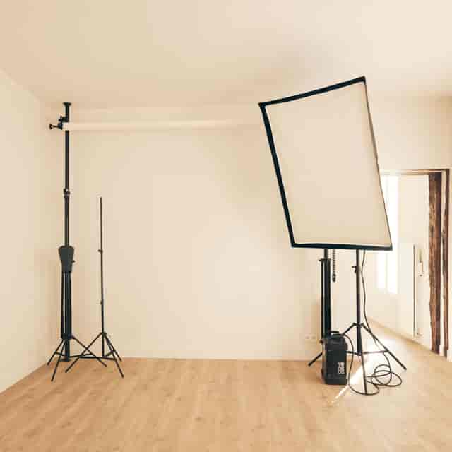 Minimalistic workshop area with lighting for events and branding opportunities.