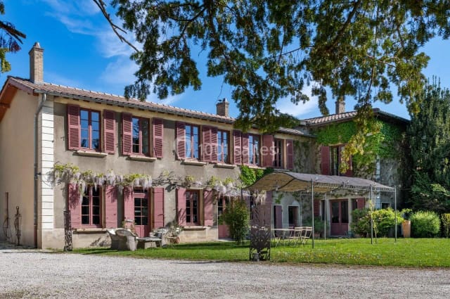Charming rustic venue in L'Hermitage de Moly for elegant meetings and upscale events.