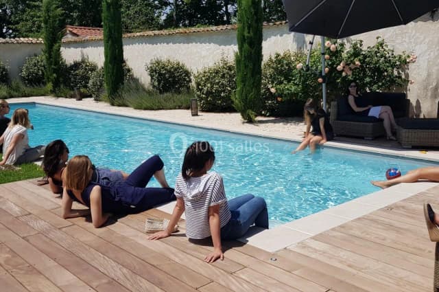 Terrasse autour de la piscine