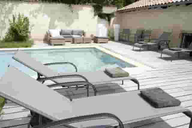 Terrasse autour de la piscine