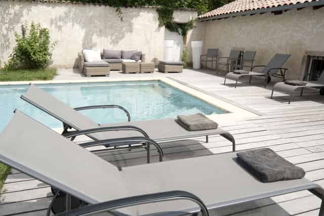 Terrasse autour de la piscine