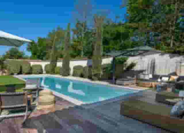 Terrasse autour de la piscine