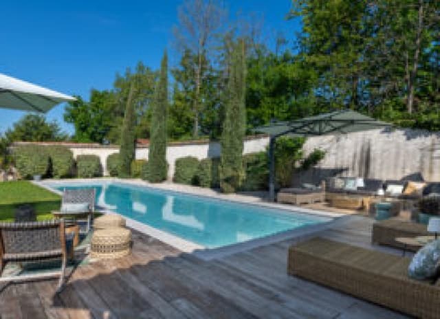 Terrasse autour de la piscine