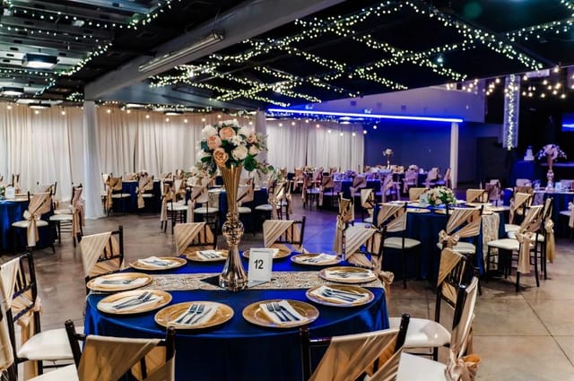 Elegant reception hall with blue tablecloths, ideal for galas and banquets.