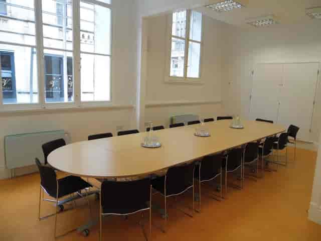 G4 Meeting Room at Friends' Meeting House, modern space for presentations and discussions.
