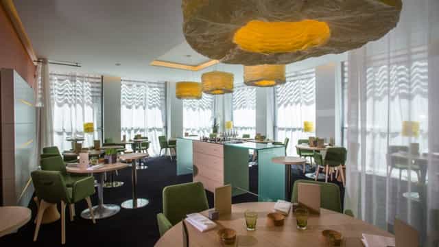 Modern event space at Le Neuvième Art with elegant tables, perfect for gatherings.