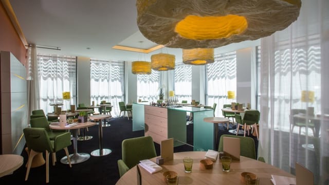 Modern event space at Le Neuvième Art with elegant tables, perfect for gatherings.