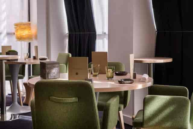 Modern meeting space in Le Neuvième Art, ideal for events and small gatherings.