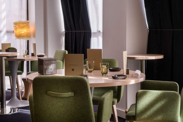 Modern meeting space in Le Neuvième Art, ideal for events and small gatherings.