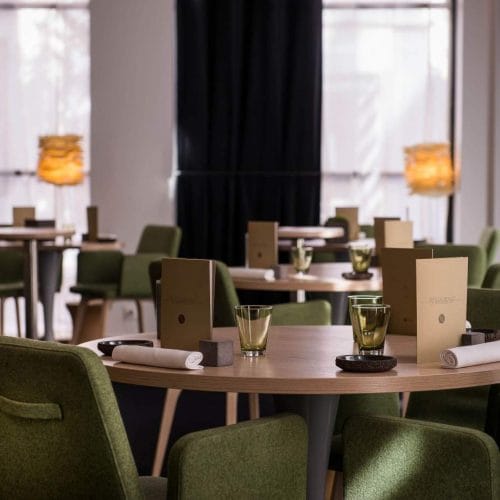 Modern dining space at Le Neuvième Art, perfect for intimate corporate events.