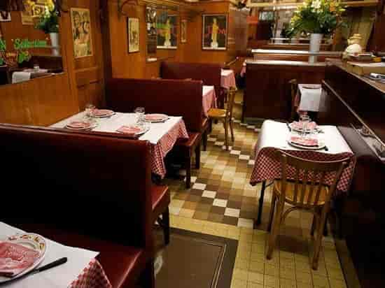 Cozy restaurant in Café des Fédérations, perfect for private dining or team-building events.