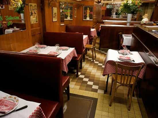 Cozy restaurant in Café des Fédérations, perfect for private dining or team-building events.