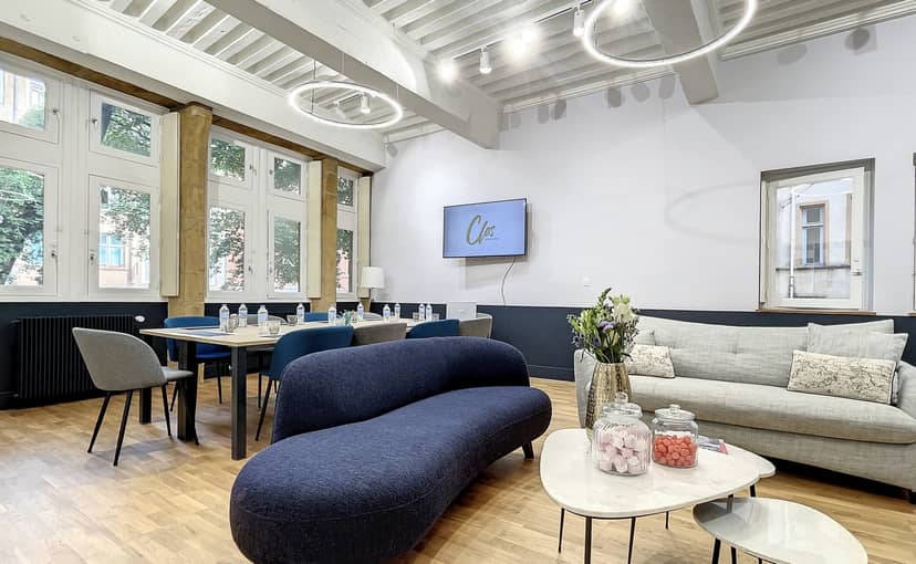Modern meeting space in Grand Salon, Clos du Vieux-Lyon, ideal for workshops and brainstorming.
