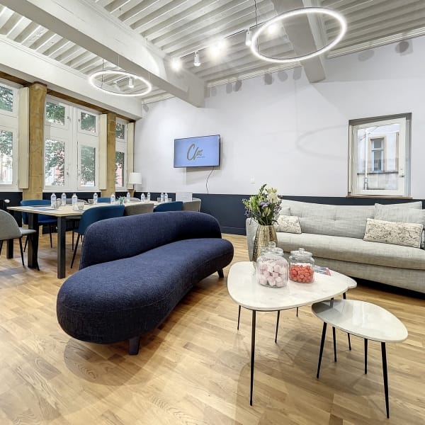 Modern tasting room with blue sofa, ideal for corporate events and workshops.