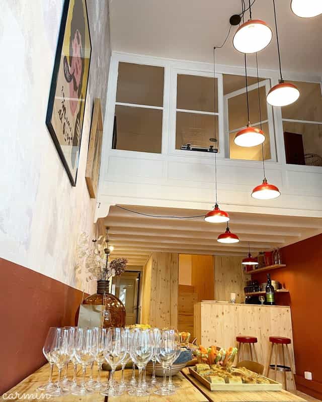Stylish meeting space with high ceilings for networking and brainstorming events.