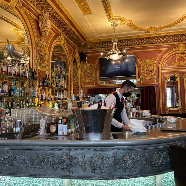 Sophisticated bar setup at Grand Café des Négociants, ideal for elegant cocktail receptions.