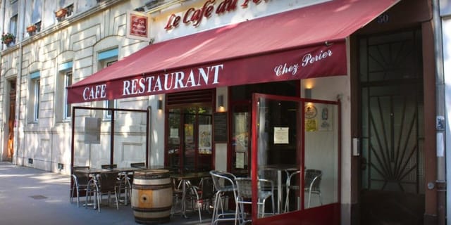 Charming outdoor café at Le Café du Peintre, ideal for meetings and networking events.