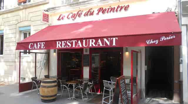 Charming café Le Café du Peintre with outdoor seating for casual meetings and networking events.