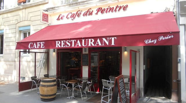 Charming café Le Café du Peintre with outdoor seating for casual meetings and networking events.