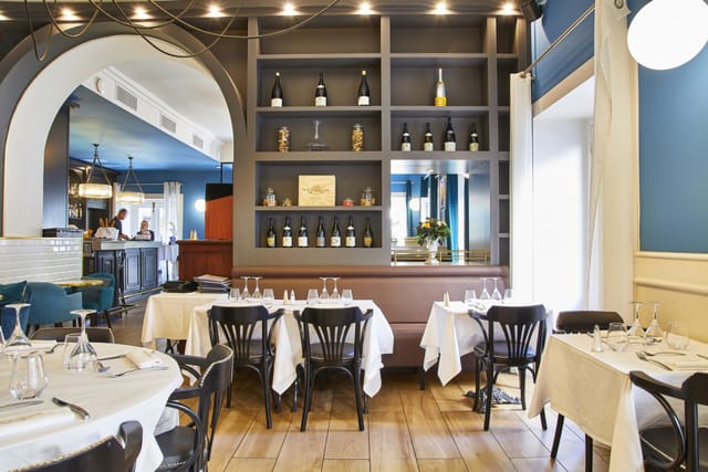 Elegant cocktail bar in Le Rive Gauche, perfect for corporate dinners and private gatherings.
