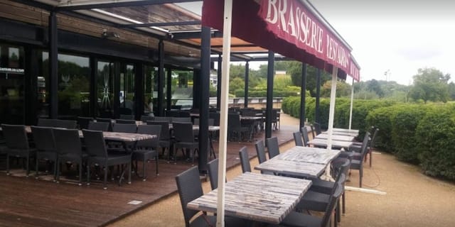 Outdoor cocktail bar in Le Rive Gauche with spacious seating for social events.