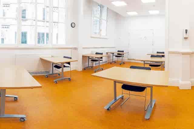 Spacious G4 meeting room with tables, ideal for workshops and training sessions.