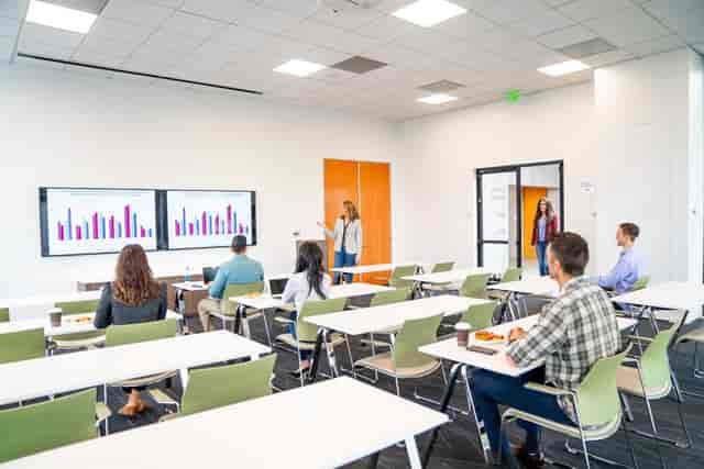 Modern meeting room with large screens for presentations, ideal for workshops in Silicon Valley.