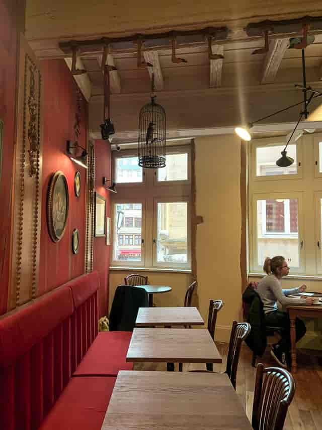 Cozy cafe in Food Traboule with red wall, ideal for networking and brainstorming events.